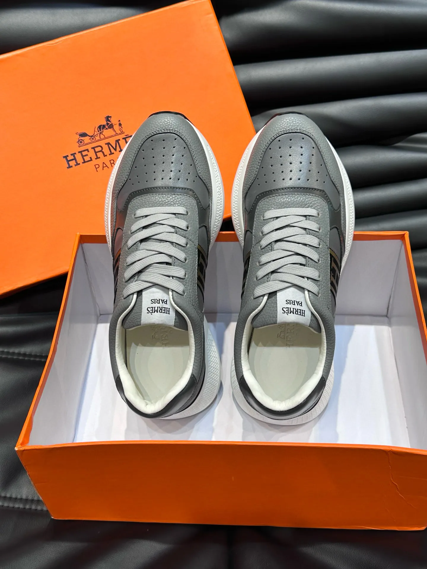 Factory price: 540💰HERMES/Hermes Hugo thick-soled sneakers are casual men's shoes. These sneakers are made of imported first-layer cowhide leather and breathable mesh design. The contrasting color design creates a dynamic and modern shape. The front end of the toe is decorated with natural-color rubber inlays. The style is novel and fashionable. The texture is incomparable, with cowhide lining and cowhide foot pads, the upper foot is comfortable and breathable, and the rubber sole is decorated with geometric patterns and iconic "H" details. A very personal one! Size: 39-44 (customized at 38.45)
